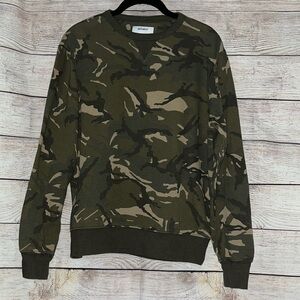 🤎3/$10 Old Navy Camouflage Sweater Size Small